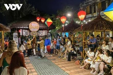 Des artistes interprètent le Bài chòi, un art traditionnel à Hôi An, province de Quang Nam. Photo : VOV.
