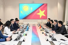 Séance de travail entre la délégation de la province vietnamienne de Khanh Hoa et le maire adjoint de la ville kazakhe d’Almaty, Alisher Abdykadyrov. Photo: baoquocte.vn.