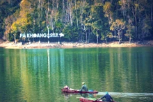 Des pêcheurs au lac Pa Khoang. Photo : VNA.
