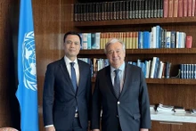 L'ambassadeur Dang Hoàng Giang, chef de la mission permanente du Vietnam auprès l'ONU (à gauche) et le secrétaire général de l'ONU, Antonio Guterres. Photo : VNA.