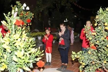 Des Vietnamiens au Laos à la pagode Phat Tich. Photo : VNA.