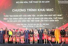Cérémonie d'ouverture de la Semaine de « Grande solidarité des ethnies — Patrimoine culturel du Vietnam 2023 », le 23 novembre en banlieue de Hanoi. Photo: NDEL. 