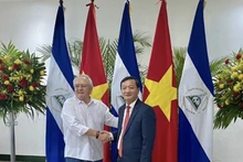 Le vice-président de la Commission centrale des relations extérieures Nguyen Minh Tam (droite) et le président de l'Assemblée nationale Gustavo Porras. Photo: VNA
