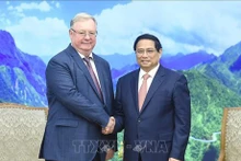 Le PM vietnamien Pham Minh Chinh (à droite) et le président de la RFBA, Sergey Stepashin, le 23 avril à Hanoï. Photo: VNA