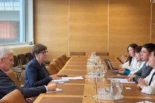 L'auditeur général adjoint Nguyen Tuan Anh travaille avec les représentants de l'ONUDC. Photo: VNA.