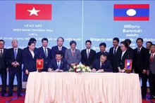 Cérémonie de signature du nouvel Accord Vietnam - Laos sur le commerce, le 8 avril 2024. Photo : VNA.