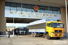 Le dédouanement des marchandises à la porte frontalière de Kim Thành, province de Lao Cai. Photo: NDEL.