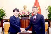 Le vice-ministre permanent des Affaires étrangères du Vietnam, Nguyen Minh Vu (à droite), et Sakuma Kazuko, directrice chargée de la région Asie-Pacifique de la Banque japonaise de coopération internationale (JBIC), le 2 octobre à Hanoi. Photo: baoquocte.vn