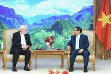 Le PM vietnamien Pham Minh Chinh (à droite) et l’archevêque Paul Richard Gallagher, secrétaire du Vatican pour les Relations avec les États et les organisations internationales, en visite au Vietnam. Photo : NDEL.