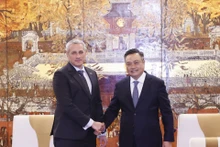 Le président du Comité populaire de Hanoï, Trân Sy Thanh (à droite), et l'ambassadeur de Biélorussie au Vietnam, Uladzimir Baravikou, le 5 mars à Hanoï . Photo : kinhtedothi.vn.