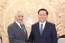 Nguyen Trong Nghia, président de la Commission centrale de la sensibilisation et de l’éducation du Parti (droite), et El Mostafa El Ktiri, haut-commissaire aux anciens résistants et anciens membres de l’Armée de libération du Maroc, le 16 octobre à Hanoï, Photo : VNA.