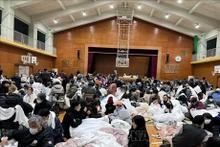 Dans la salle de sport d’une école de la ville de Wakura Onsen, à Ishikawa, où des travailleurs vietnamiens cherchent refuge après le tremblement de terre. Photo : VNA.