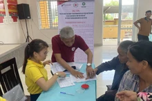 Remise des aides financières à quelques 1 000 femmes issues des ménages pauvres et quasi-pauvres dans les districts de Phong Dien, Phu Vang et Phu Loc, province de Thua Thien Hue (au Centre). Photo: thoidai.com.vn.