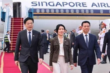 Le ministre des Sciences et des Technologies, Nguyen Manh Hung (droite) accueille le Premier ministre Lawrence Wong à l'aéroport international de Noi Bai. Photo : VNA 