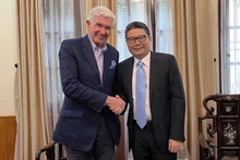 Le directeur du Département consulaire du ministère vietnamien des Affaires étrangères, Doan Hoang Minh (à droite), et le consul honoraire du Vietnam à Antwerp, au Royaume de Belgique, Joseph-Michel de Grand Ry, le 15 avril à Hanoi. Photo: baoquocte.vn.