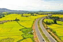 L'autoroute nationale 19 reliant les hauts plateaux du Centre, des trois zones frontalières Laos - Cambodge - Nord-Est de la Thaïlande, le port maritime de Quy Nhon à la zone économique de Nhon Hôi, province de Binh Dinh (Centre). Photo: VNA.