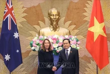 Le président de l'Assemblée nationale du Vietnam Tran Thanh Man et la présidente du Sénat australien, Sue Lines, le 24 juillet à Hanoï. Photo : VNA.