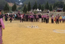 Le jeu de toupie, appelé tu lu, attire de nombreux participants et est devenu un élément culturel distinctif de l'ethnie H'Mông. Photo : CVN.