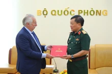 Le général de corps d’armée Hoang Xuan Chien, vice-ministre vietnamien de la Défense (à droite), remet à André Flahaut, ministre d’État et ancien président de la Chambre des représentants de Belgique, le Livre blanc sur la défense du Vietnam 2019, le 20 mai à Hanoï. Photo: bienphong.com.vn.