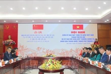 Entretien entre la présidente du Comité du Front de la Patrie du Vietnam de Hanoï, Nguyên Lan Huong, et le vice-président de la Conférence consultative politique du peuple chinois de Shanghai, Wu Xinbao. Photo : VNA.