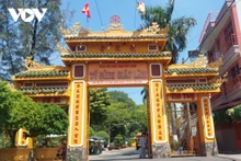 À l'entrée de la pagode Giac Lam. Photo : VOV.