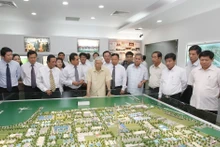 Le Secrétaire général Nguyên Phu Trong visite le parc industriel Vietnam-Singapour I (VSIP I) dans la province de Binh Duong, le 13 avril 2013. Photo : VNA.