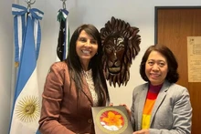 L'ambassadrice du Vietnam en Argentine, Ngo Minh Nguyet (droite), et la députée de la province de Rio Negro, Lorena Villaverde. Photo : VNA.