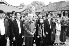 Le SG du Parti Nguyên Phu Trong, lors d'une cérémonie d'offrande de l'encens pour rendre hommage aux martyrs héroïques de son village natal Lai Da, dans la commune de Dong Hoi, district de Dong Anh, en banlieue de Hanoï. Photo d'archives.