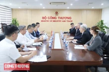 Séance de travail entre les responsables du ministère vietnamien de l’Industrie et du Commerce, l’ambassadeur de Finlande au Vietnam, Keijo Norvanto, et des représentants du groupe finlandais Wartsila, le 15 octobre à Hanoi. Photo: congthuong.vn