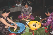 Une famille dans la province de Hâu Giang (delta du Mékong) prépare des banh tet. Photo : VNA.
