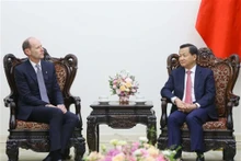 Le Vice-PM vietnamien Lê Minh Khai (à droire) reçoit Shayne Elliott, PDG du groupe ANZ, le 29 novembre à Hanoi. Photo : VNA.