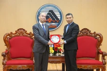 Le vice-président permanent du Comité populaire de la ville de Da Nang, Ho Ky Minh (à droite), reçoit l'ambassadeur de Cuba au Vietnam, Rogelio Polanco Fuentes. Photo : danang.gov.vn