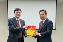 L’ambassadeur du Vietnam au Venezuela, Vu Trung My (à droite), et Gianpiero Leoncini, vice-président permanent de la Banque de développement de l’Amérique latine et des Caraïbes (CAF), le 25 février à Caracas. Photo: baoquocte.vn