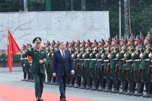 Le secrétaire général du Parti, To Lam, également secrétaire de la Commission militaire centrale, rend visite à la Région militaire 7. Photo : VNA.