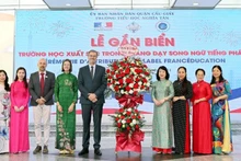 Lors de la cérémonie d’attribution du Label FrancEducation à l’école primaire Nghia Tan, le 29 mai à Hanoï. Photo: NDEL.