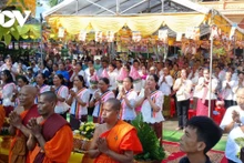 La fête de Kathina revêt une signification particulièrement importante dans la vie religieuse du peuple khmer. Photo: VOV.