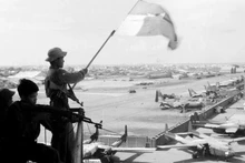 Le drapeau du Front national de libération et de la République du Sud-Vietnam flotte sur l'aéroport de Tân Son Nhât, le 30 avril 1975. Photo d'archives : VNA