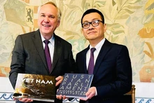 L’ambassadeur vietnamien en Autriche, Vu Le Thai Hoang (à droite), et le président du Conseil national autrichien, Walter Rosenkranz, le 10 février à Vienne. Photo: Ambassade du Vietnam en Autriche.
