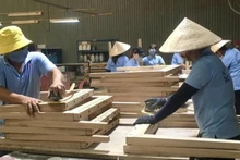 Production de meubles en bois destinés à l'exportation.
