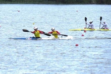 Les athlètes vietnamiens réalisent une excellente performance lors de la première journée des Championnats d’Asie du Sud-Est de canoë. Photo: VNA