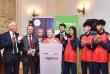 La maire de la , Hélène Amiable, rencontre des jeunes athlètes vietnamiens de Taekwondo. Photo: VNA.