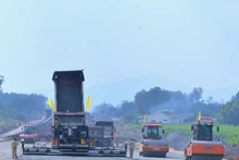 Construction du tronçon d'autoroute Bien Hoa-Vung Tau dans la province de Ba Ria-Vung Tau. Photo: qdnd.vn.