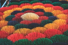 Grappes d’encens aux couleurs vives.