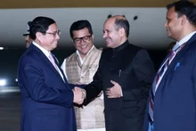 Le Premier ministre Pham Minh Chinh (gauche) à l'aéroport de Palam, en Inde. Photo : VNA.