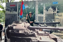 L'exposition est comme un pont reliant le passé au présent, l’histoire vietnamienne aux jeunes. Photo : NDEL.