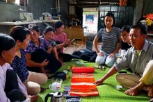 Les jeunes membres du projet Ethnicity Vietnam collectent des modèles de tissage de différentes ethnies du Vietnam. Photo : SGGP.