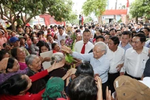 Le secrétaire général du Parti, Nguyên Phu Trong, rend visite aux habitants du hameau de Thuong Dien, commune de Vinh Quang, district de Vinh Bao, ville de Hai Phong, lors de la Fête de grande union nationale dans cette ville portuaire du Nord en novembre 2017. Photo : VNA. 