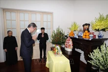 Le secrétaire d'État américain, Antony Blinken, offre de l'encens en hommage au SG du PCV, Nguyên Phu Trong, le soir du 27 juillet 2024, dans sa résidence de la rue Thiên Quang à Hanoï. Photo : VNA. 
