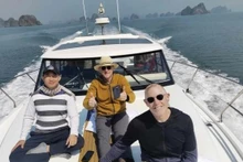 Les millionnaires américains Jeff Grinspoon et Jon Thomas Foley, à Ha Long, Photo : AAV. 