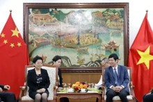 Le vice-ministre vietnamien de la Culture, des Sports et du Tourisme, Ho An Phong (à droite), et Chen Yi Jun, chef du Département de l'éducation de la région autonome Zhuang du Guangxi (Chine), le 26 novembre à Hanoï. Photo: toquoc.vn.